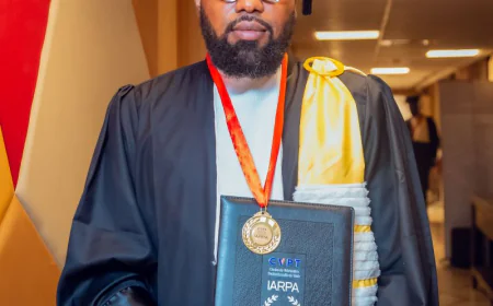 Michel Bafiba, un jeune leader au service de l’inclusion financière, honoré d’un Doctorat Honoris Causa