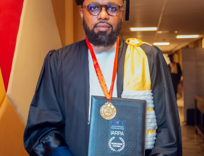 Michel Bafiba, un jeune leader au service de l’inclusion financière, honoré d’un Doctorat Honoris Causa